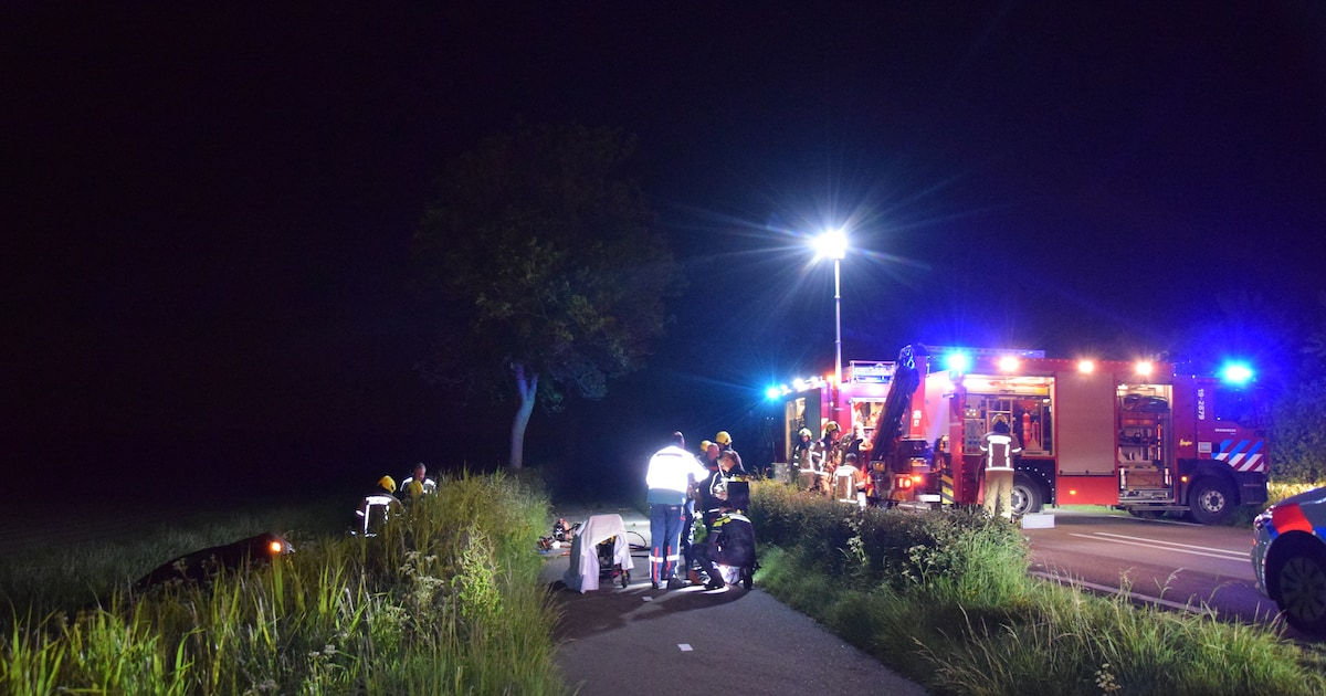Auto op zijn kant in de sloot op de Lange Blokweg bij Zierikzee