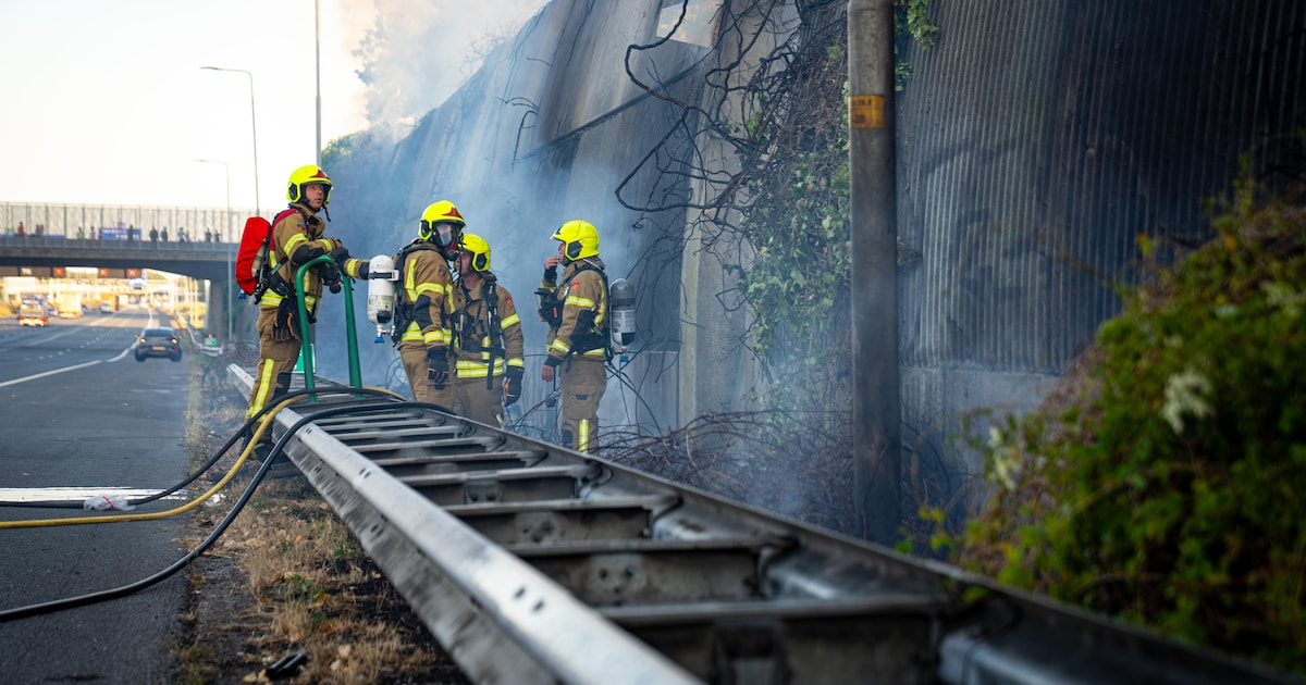 Grote brand langs A16 bij Hendrik-Ido-Ambacht, meerdere rijstroken dicht