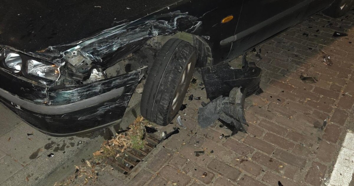 Dronken bestuurder botst met auto tegen meerdere voertuigen in Standdaarbuiten