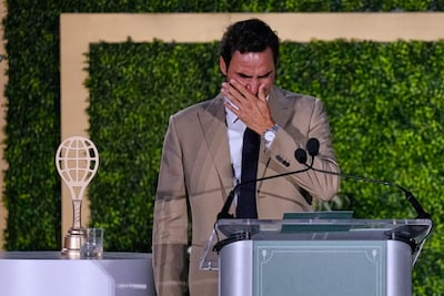 Roger Federer in tranen bij opname in Tennis Hall of Fame: ‘Ik heb tissues en een zonnebril nodig’