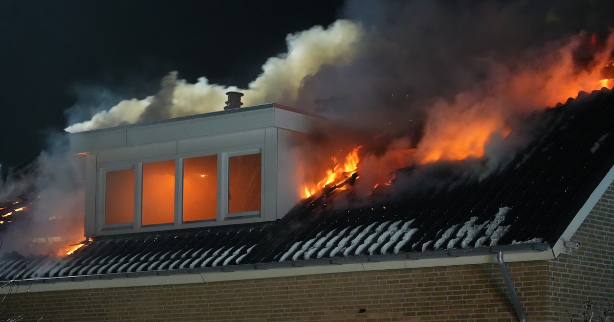 ‘Gelukkig zijn we wakker geworden, dit is een ramp’: woning Raamsdonksveer vliegt in brand, bewoners