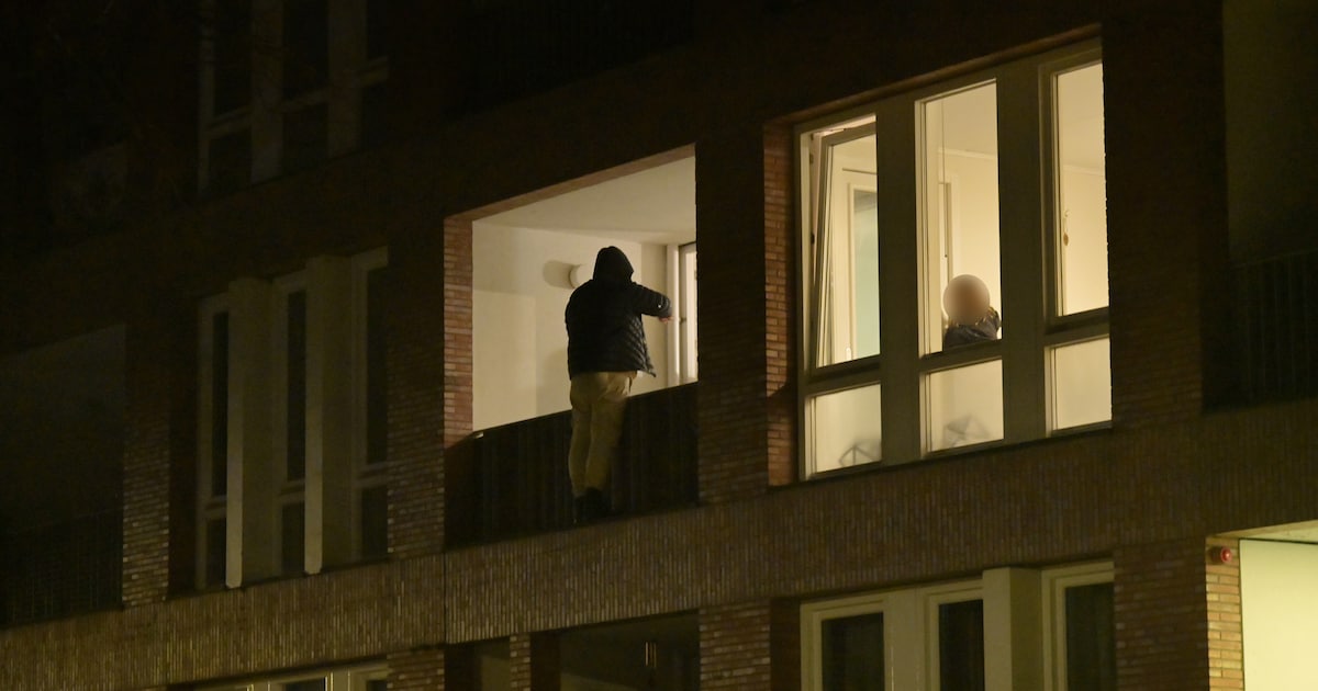 Politie krijgt schreeuwende man niet van rand van balkon in Breda, buurt heeft uren overlast