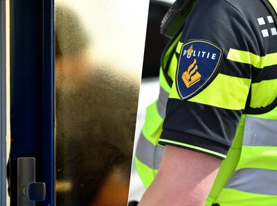 Opvallend loopje verraadt overvaller die slachtoffers briefje onder neus drukte