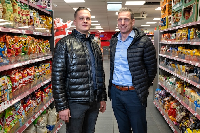 De Poolse ondernemer Dariusz Oleksiak (links) wist zijn omstreden supermarkt aan de Gastelseweg in Roosendaal voor iets meer dan 5 miljoen euro aan de gemeente Roosendaal te verkopen. Rechts zijn adviseur Coen Plompen.