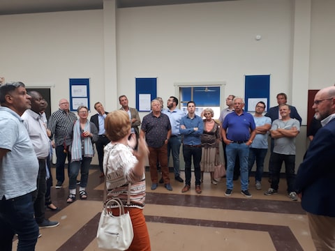 Yvonne Mulders was jarenlang werkzaam in het suikerlab en gaf een rondleiding voor de raad en omwonenden.