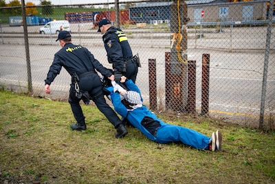 Actievoerders bezetten kilometerslang treinspoor in Rotterdam: politie komt meteen in actie
