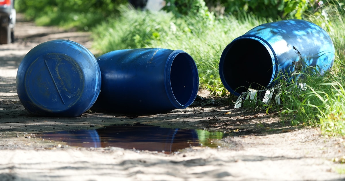 Vaten met vermoedelijk drugsafval gedumpt bij Baarle-Nassau, vloeistof lekt de grond in
