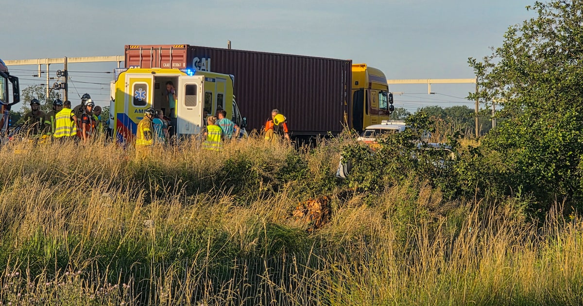 File op A15 bij Gorinchem na botsing met meerdere voertuigen, traumahelikopter gealarmeerd