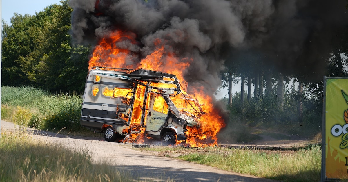Camper brandt volledig uit in Dongen, mogelijk gasflessen ontploft