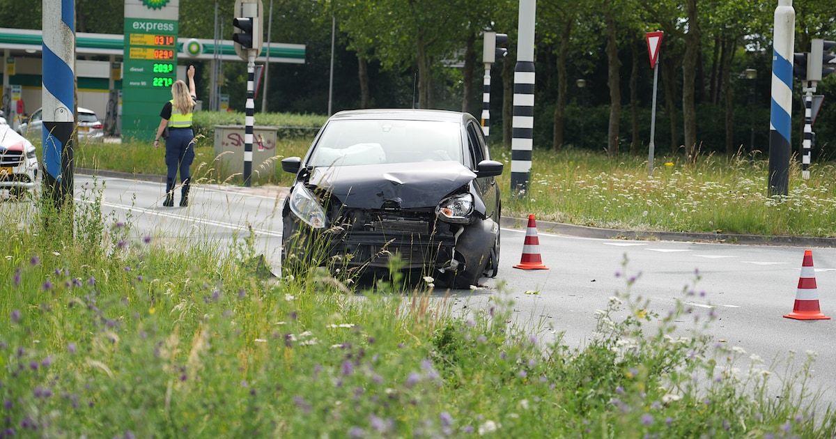 Twee auto’s botsen op kruising in Oosterhout
