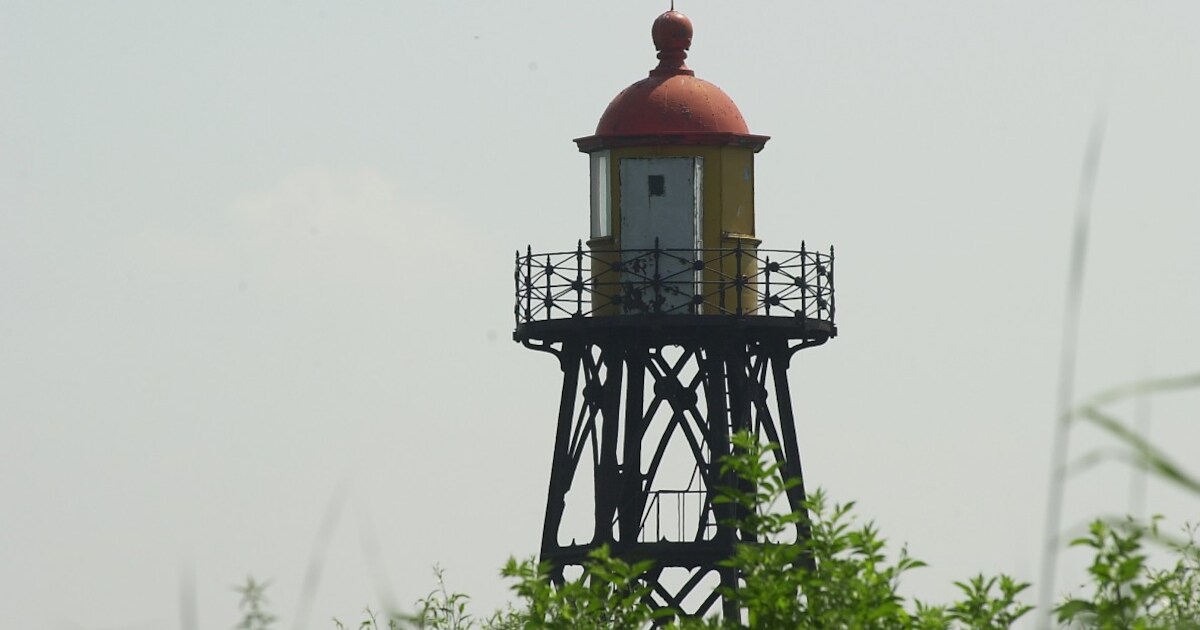 Moedwillige vernielingen aan lichtopstand en wachttoren doen Sassenaren pijn