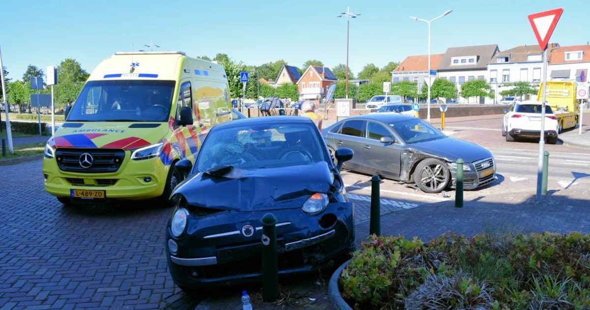 Twee auto's zwaar beschadigd na aanrijding op N252 in Sas van gent