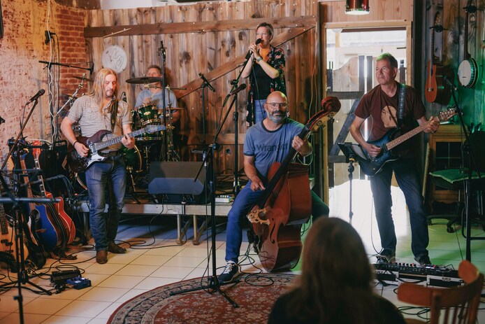 Eigenaar Marcel Hendriks (links in beeld) van Studio SoGett uit Oudenbosch organiseert maandelijks een jamsessie.