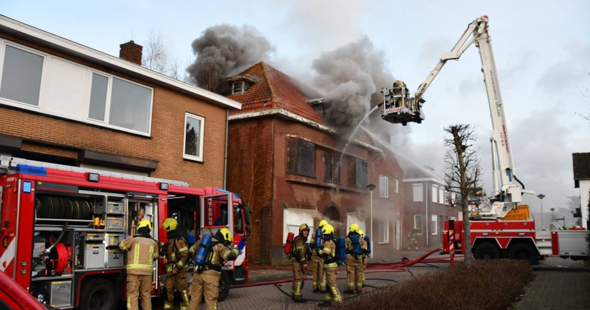 ‘Lastige’ brand in Sint Jansteen, NL-alert vanwege rook