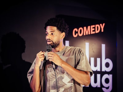 Joël is comedian bij Comedy Club Haug: 'Ik droom van mijn eigen show'