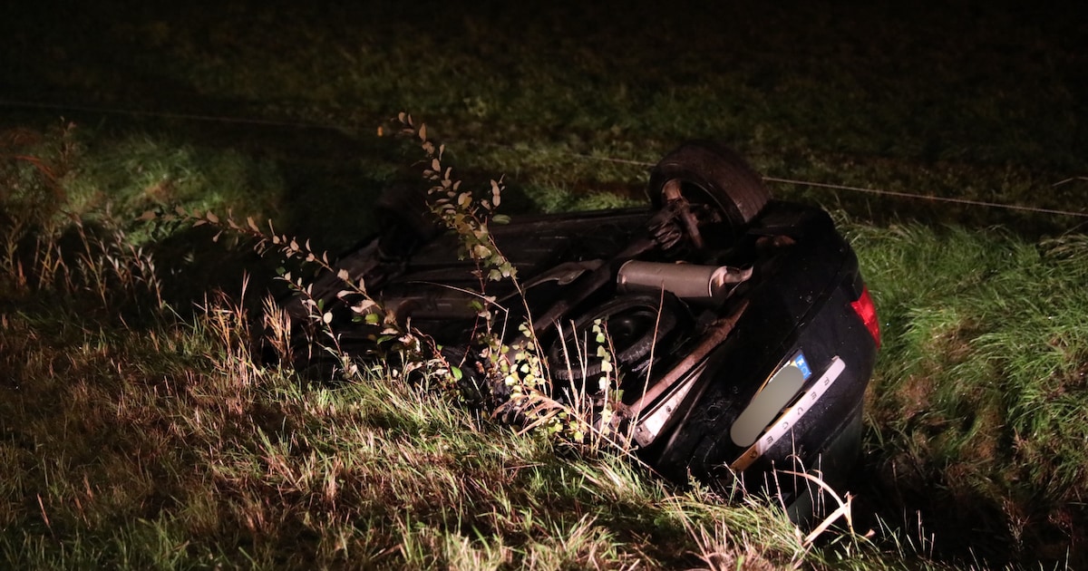 Auto belandt ondersteboven in sloot in Dinteloord, bestuurder nergens te bekennen