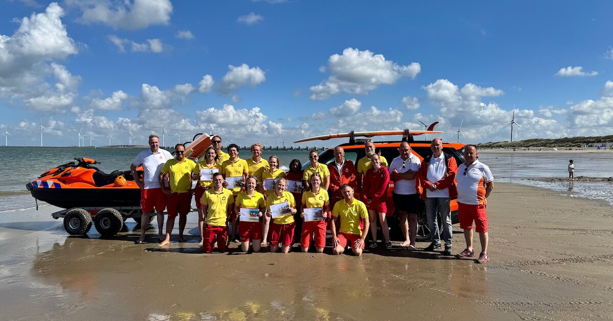 Acht kandidaten van Strandwacht Banjaardstrand slagen voor praktijkexamen Lifeguard