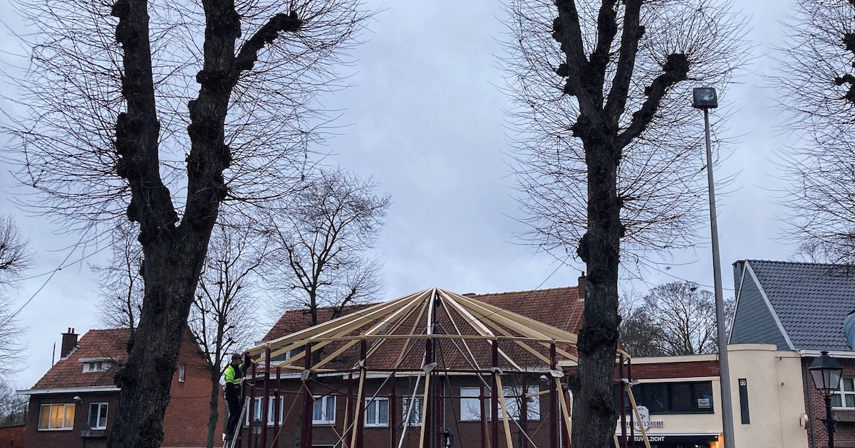 Muziekband 'Wasda' treedt op in de Spiegeltent van Essen