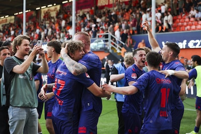 Feest in Tilburg! Willem II keert na zinderend gevecht met FC Volendam terug in eredivisie