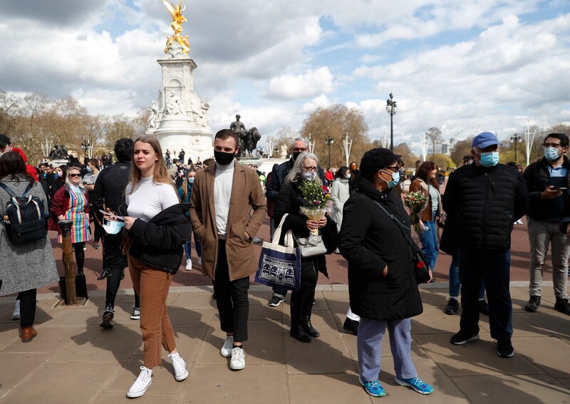 Mensen verzamelen zich bij Buckingham Palace na het overlijden van prins Philip