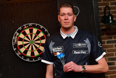 Bredase darter loopt wéér op dramatische wijze WK Darts mis tijdens laatste kwalificatietoernooi