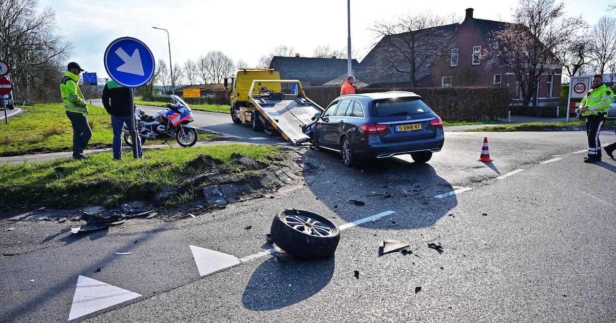 Drie auto's betrokken bij ongeval in Bavel, één persoon naar het ziekenhuis | Foto