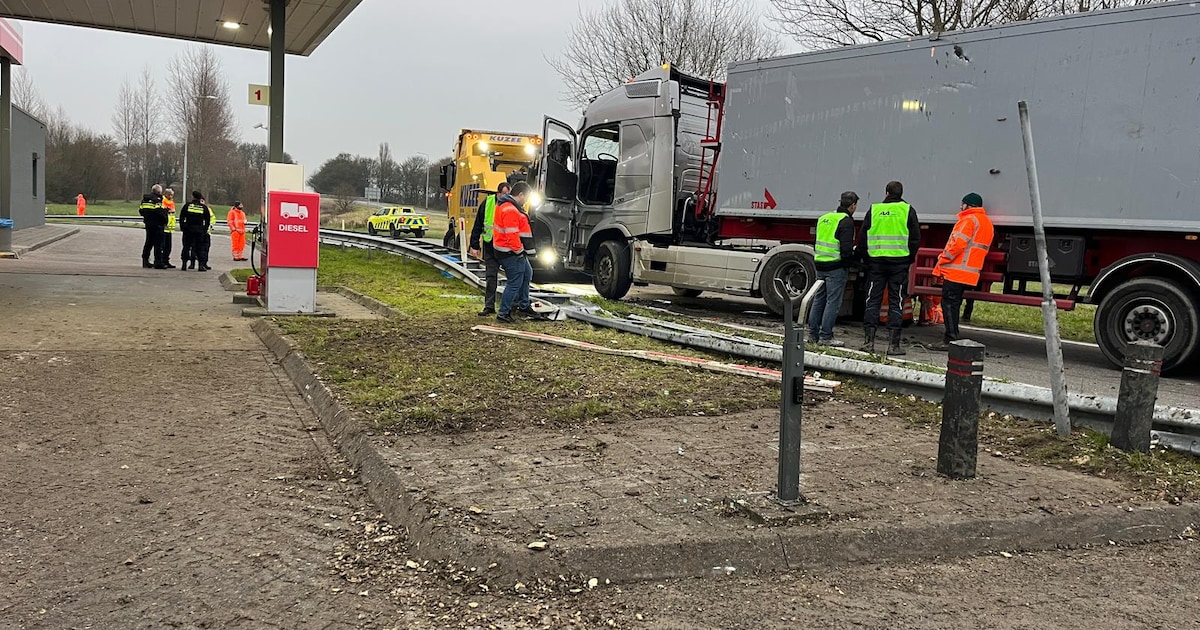 Vrachtwagen vol suikerbieten kantelt bij Arnemuiden, oprit A58 uren geblokkeerd