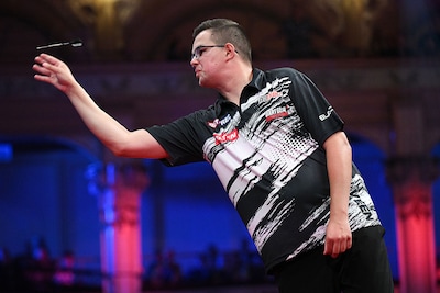Gian van Veen verliest finale in Den Bosch, Michael van Gerwen onderuit tegen nummer 111 van wereld