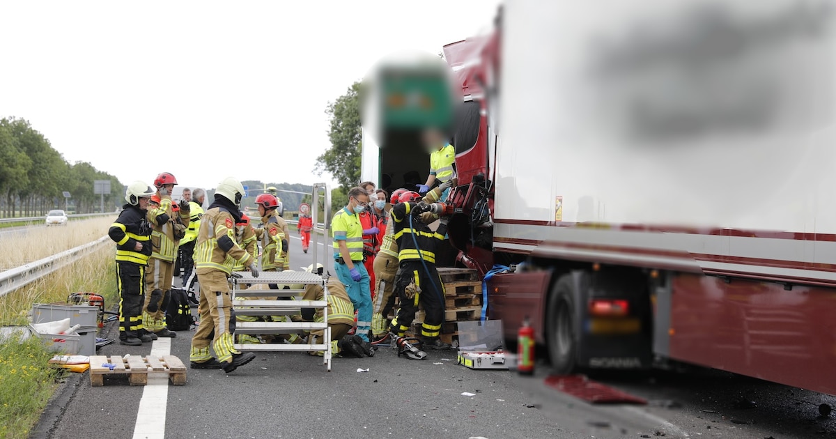 Vrachtwagenchauffeur bekneld door ernstig ongeluk op A17 bij Standdaarbuiten