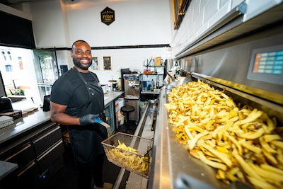 30 deurwaarders op de stoep en 'faillissement', maar Moreno blijft friet bakken: ‘We zijn springlevend’
