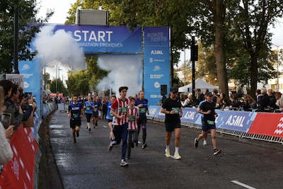 Eerste lopers kwart marathon van start, straks is het de beurt aan de hele marathon
