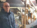 Hakim Abu op de door brand verwoeste zolder van de buren,  boven de ruimte waar de voorraden van zijn Italiaanse restaurant liggen en zijn koel- en vriesunits staan.