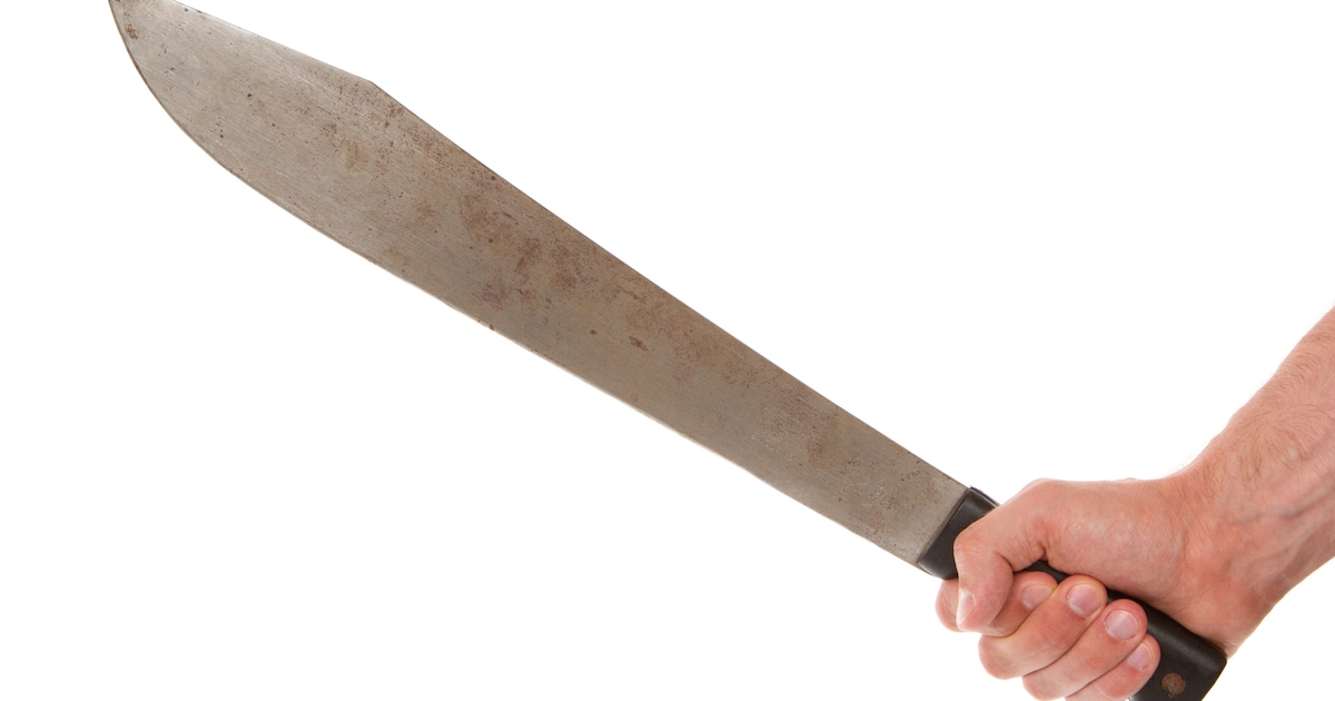 Als hij begint te zwaaien met de machete, belt ze 112: ‘Ik word hier afgeslacht’