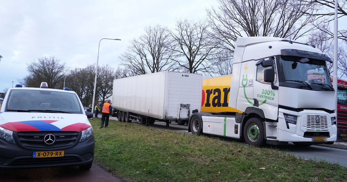 Vrachtwagen verliest aanhanger in Oosterhout
