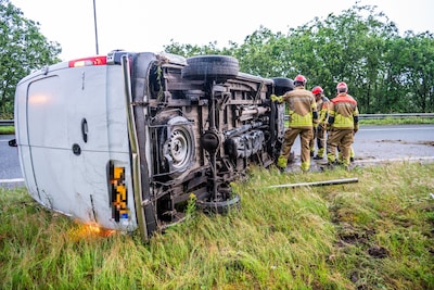 Busje belandt op de zijkant langs A16 bij Breda