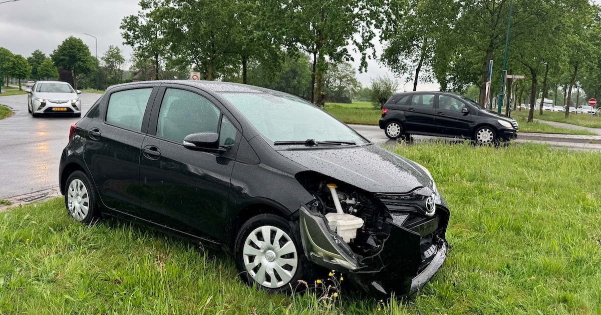 Wéér ongeluk op berucht N272-kruispunt bij Oploo: botsing met vrachtauto, al vijfde crash in halfjaa