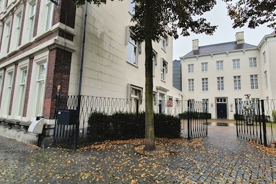 https://images.bndestem.nl/MGVhZWZiZWNiZDFhMTNkOGQzZWIvZGlvLzI2Nzk4MzQ0OC9maXQtd2lkdGgvNDAw/het-kantoor-annex-bisschoppelijk-paleis-aan-de-veemarktstraat-in-breda