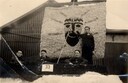 Harry van den Broek (rechtsonder) in 1954 met een corso-creatie.
