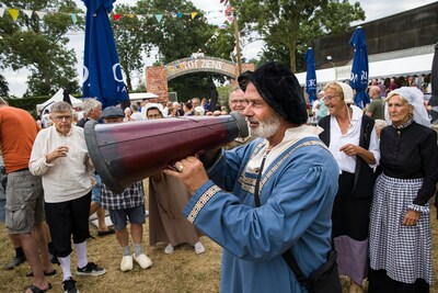 Arwin is dorpsomroeper: ‘Joh, ik lul nog tegen een lantaarnpaal’