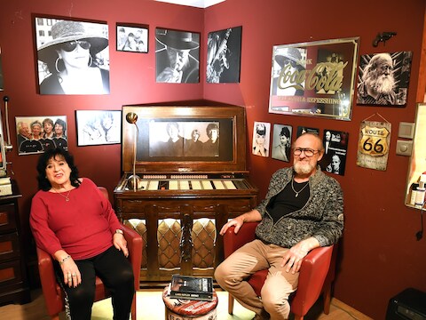 In de woonkamer van Marianne en Petru is de jukebox niet zomaar decoratie, maar onderdeel van hun eigenzinnige interieur.