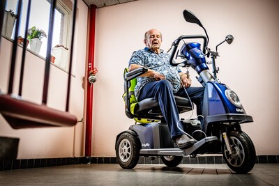 Gerrit (84) kan zijn scootmobiel niet meer opladen door strengere regels woningcorporatie: ‘Belachelijk’