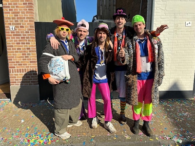 Vriendengroep uit Prinsenbeek maakt carnavalslied over de spitsafsluiting: ‘Frappant, in Etten-Leur 