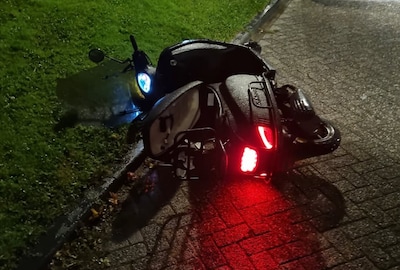 Kat- en muisspel tussen verdachten en agenten na scooterdiefstal levert twee aanhoudingen op