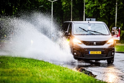 Komende dagen stevige buien, onweer en flink koeler, maar in