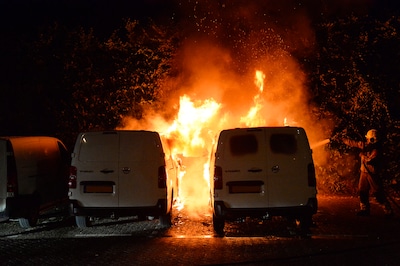 Twee busjes uitgebrand in Breda, politie sluit brandstichting niet uit