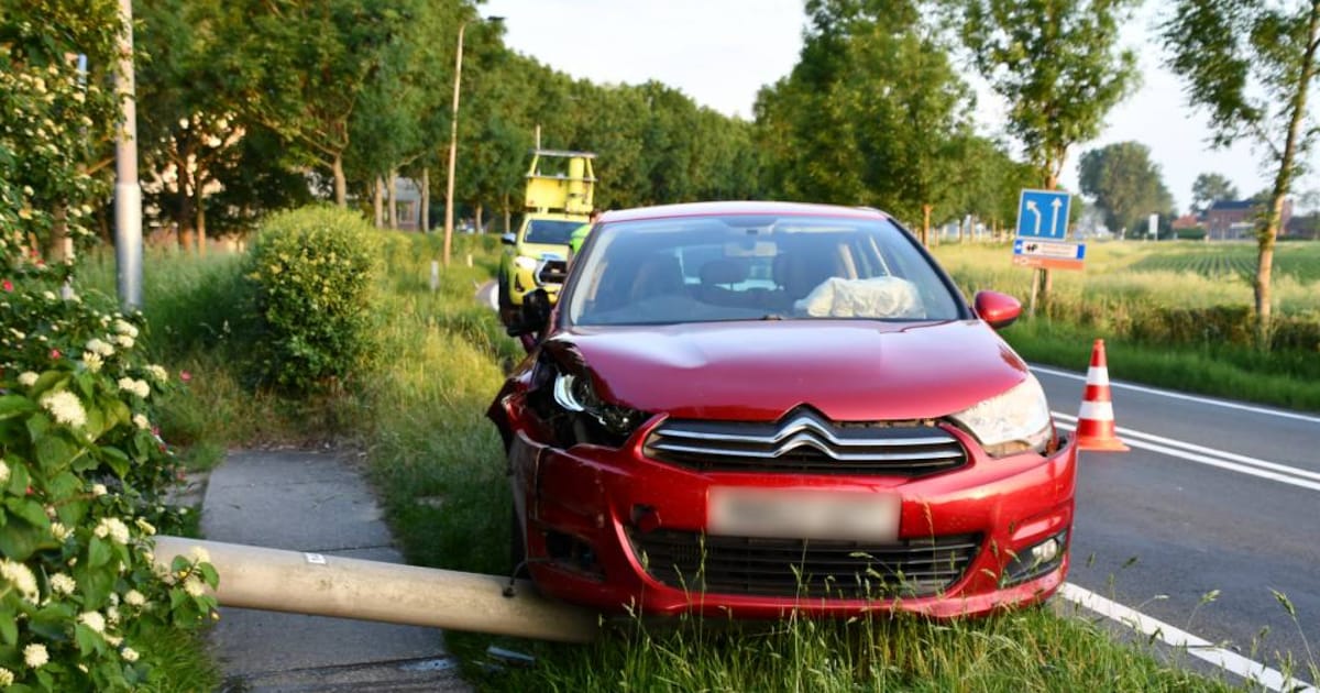 Auto rijdt tegen lantaarnpaal in Zierikzee, N59 afgesloten