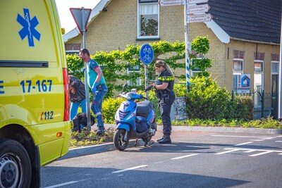 Scooterrijder en automobilist botsen op Stationsweg in Zuidland