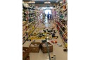 Gebroken flessen en uit de schappen gevallen spullen in een winkel in Lake Isabella, Californië.