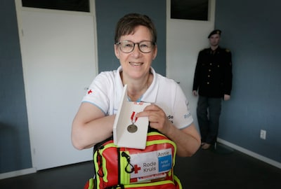Annie Endepoel krijgt medaille na 30 jaar hulpverl