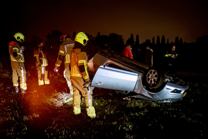Een auto is op zijn kop beland aan de Bovensteweg in Oosterhout.